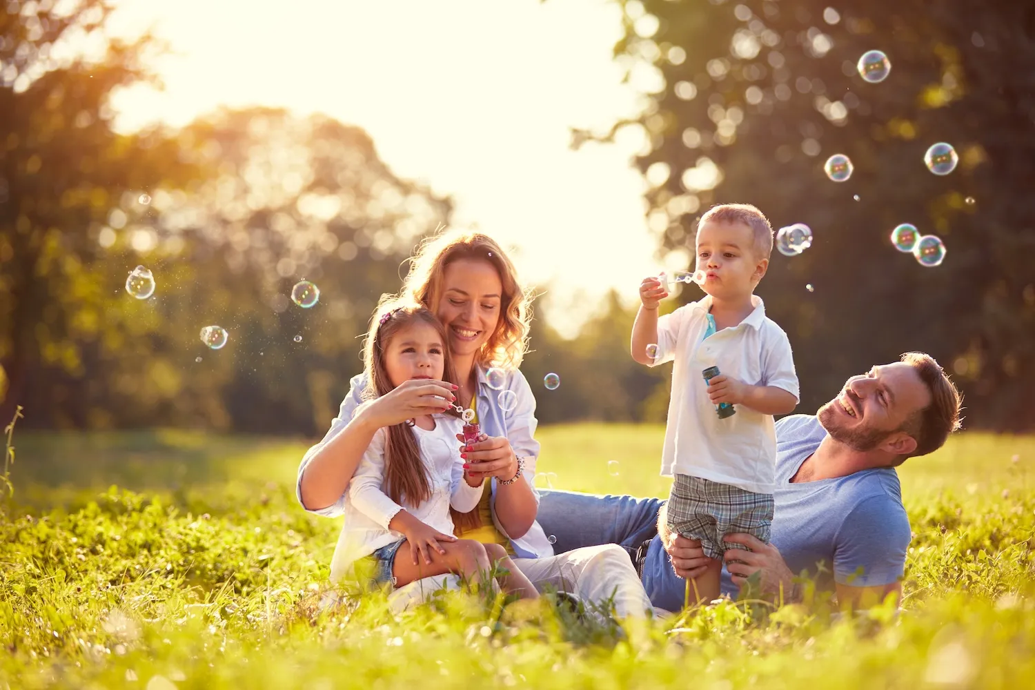 Familie tobt und lacht gemeinsam am Strand